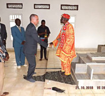 Sur instruction personnelle de l&rsquo;Honorable MUANDA NSEMI, Grand Maître de la Sagesse Kongo, Autorité morale de Bundu dia Mayala, Leader Charismatique et Incontournable du Peuple Kongo et de tous les Congolais, Icône Africaine et Grand Visionnaire : Hommage à Jean-David PLACIDE, Haut Fonctionnaire des Nations Unies en mission en République Démocratique du Congo, mort le 19 octobre 1987 et enterré à Mbanza-Ngungu au Kongo Central.