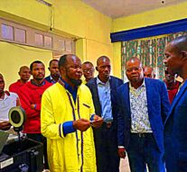 NE MUANDA NSEMI S&rsquo;EST RENDU CE SAMEDI 19 FÉVRIER AU BUREAU DE RÉCEPTION ET DE TRAITEMENT DES CANDIDATURES (BRTC) DE LA CENI ( KONGO CENTRAL ) À MATADI, POUR RÉGULARISER LE DOSSIER DE SA CANDIDATURE AU POSTE DE GOUVERNEUR. IL A ÉTÉ REÇU PAR LE PRÉSIDENT DU BUREAU ARSÈNE MPUTU.